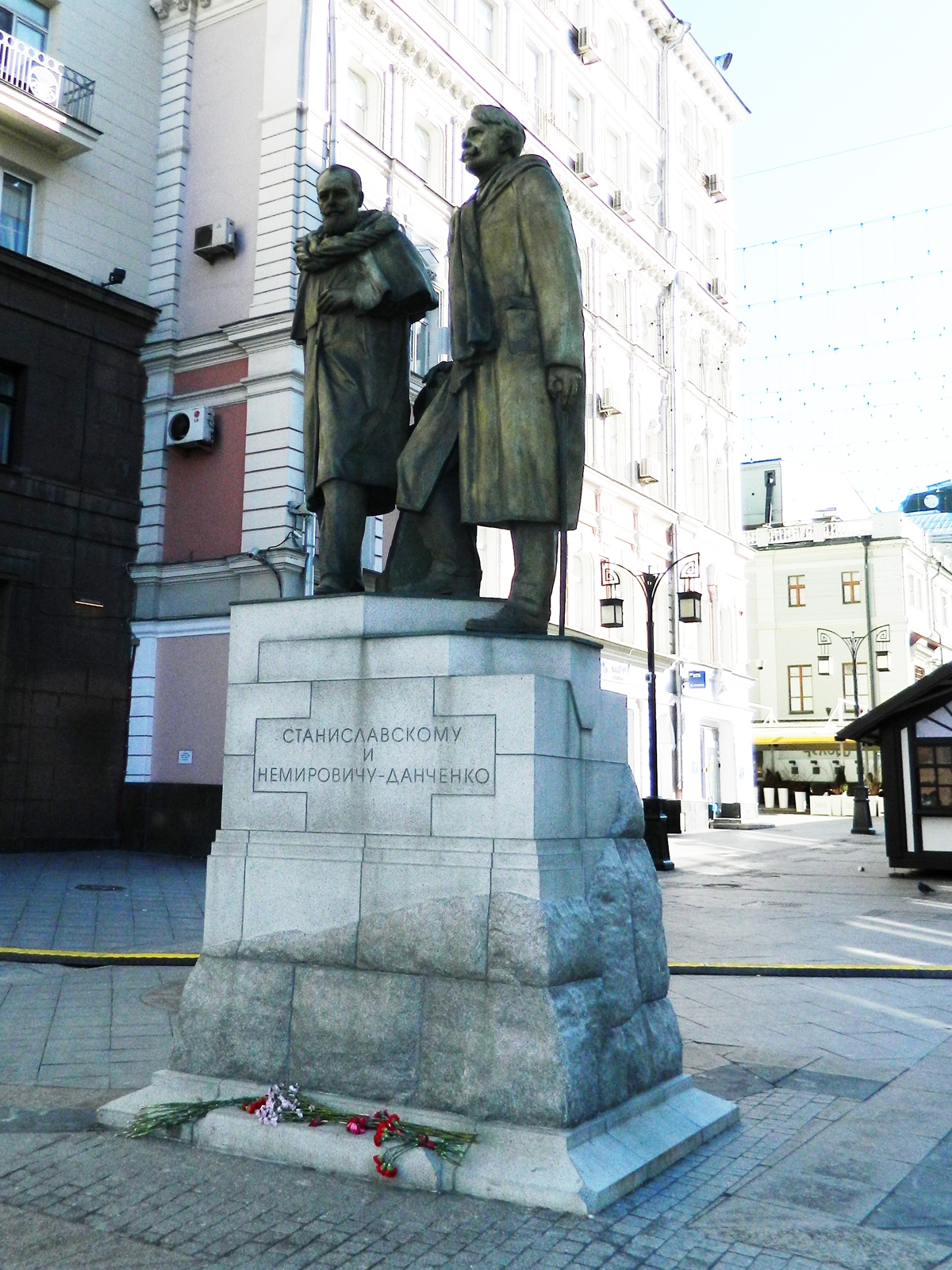 памятники в камергерском переулке москвы