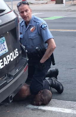 Кадр из видеозаписи очевидца, показывающий Дерека Шовина, прижавшего Джорджа Флойда к асфальту