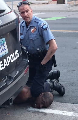 Файл:George Floyd neck knelt on by police officer.png