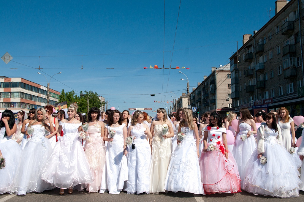 Файл:Brides parade - Ivanovo 2011.jpg — Википедия.