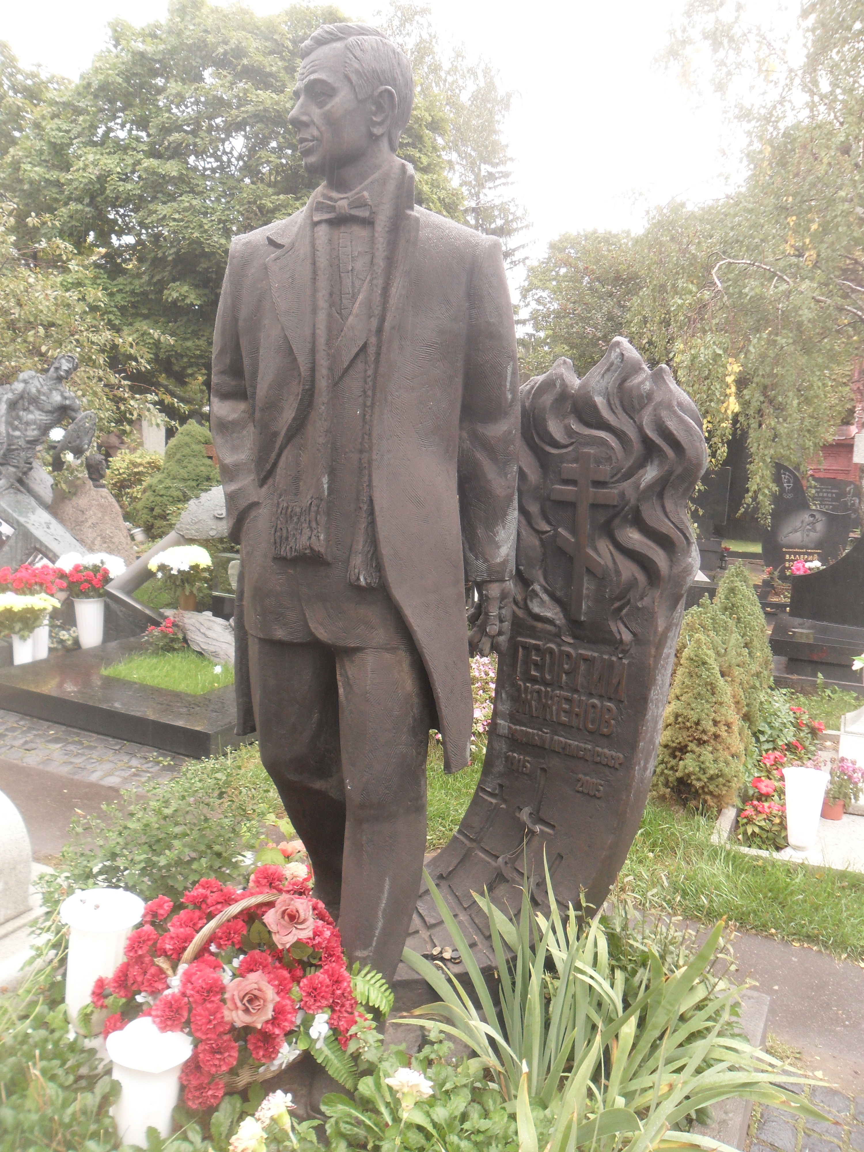 Георгий Жжёнов памятник на Новодевичьем кладбище