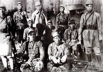 Файл:Kim Ir Sen guerillas 1937.jpg