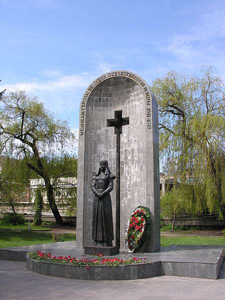 Файл:Monument to Great Patrotic War military medics (Kislovodsk).jpg