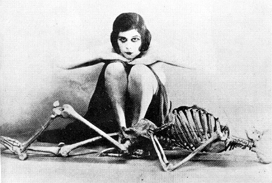 Файл:Theda-Bara-skeleton.jpg