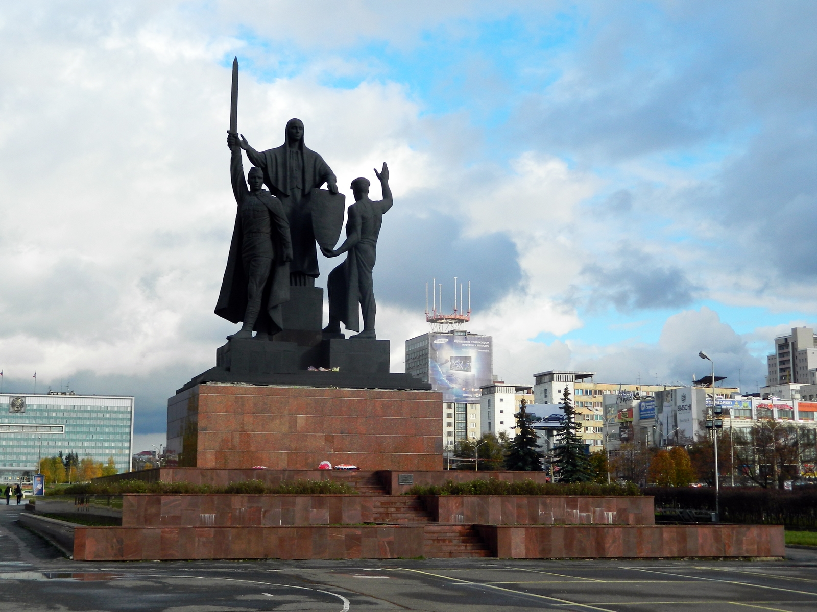 Пермский памятник. Монумент героям фронта и тыла Пермь. Памятник героям фронта и тыла, Пермский край, г. Пермь. Пермь памятник героям фронта. Памятник фронту и тылу в Перми.