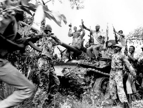Партизаны НАОС на фоне подбитого танка