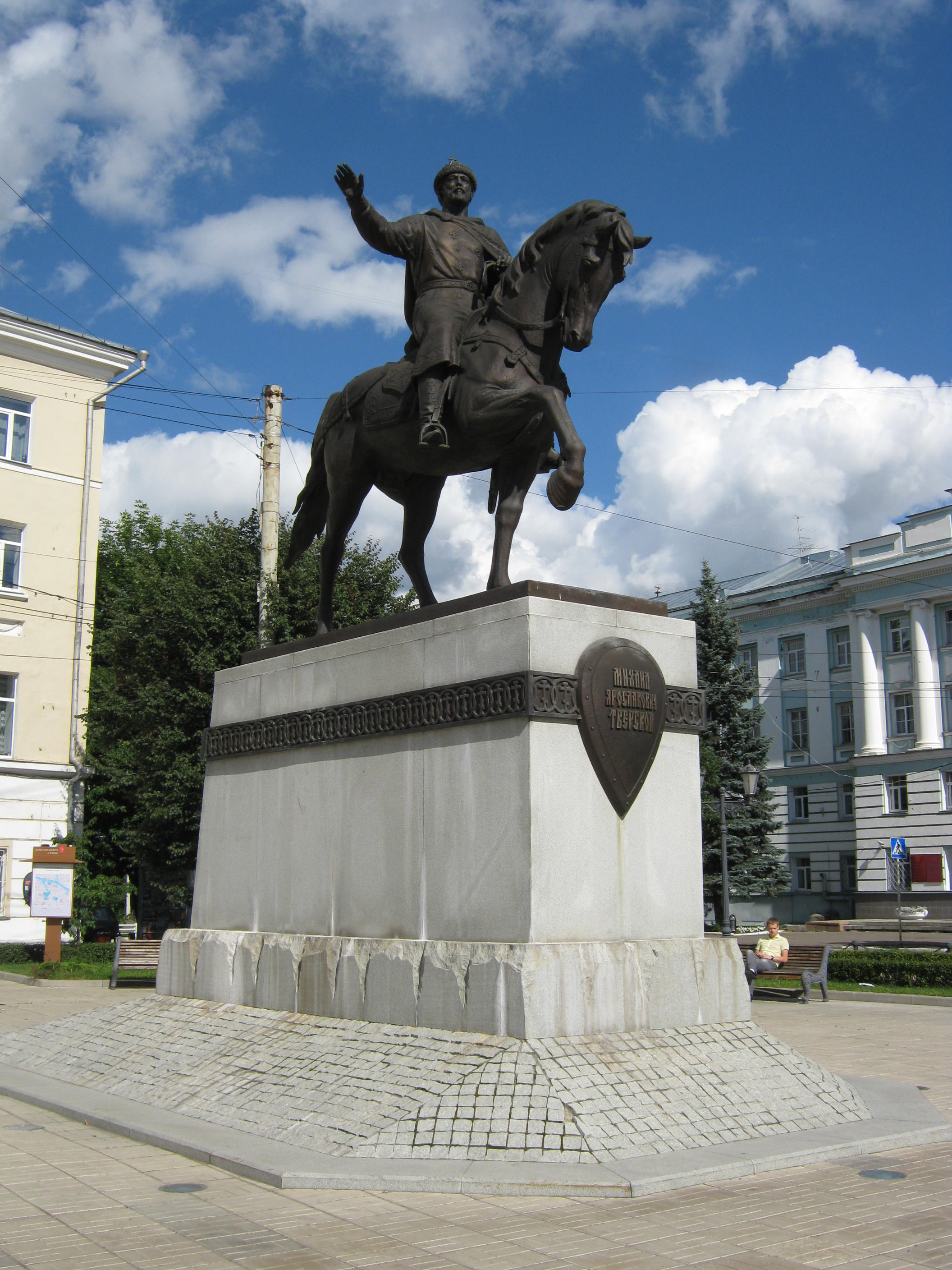 Памятники в твери. Памятник Михаилу Тверскому в Твери. Михаил Ярославич Тверской памятник. Памятник князю Михаилу Ярославичу в Твери. Памятник князю Тверскому в Твери.