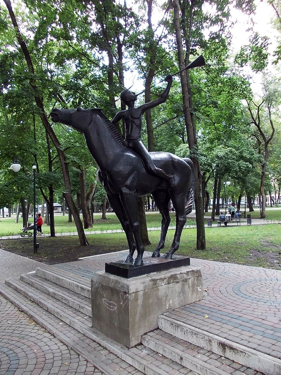 Памятники в воронеже. Парк орлёнок Воронеж памятник. Памятник Орленку в Воронеже. Памятник в парке Орленок Воронеж. Воронеж сквер Орленок памятник.