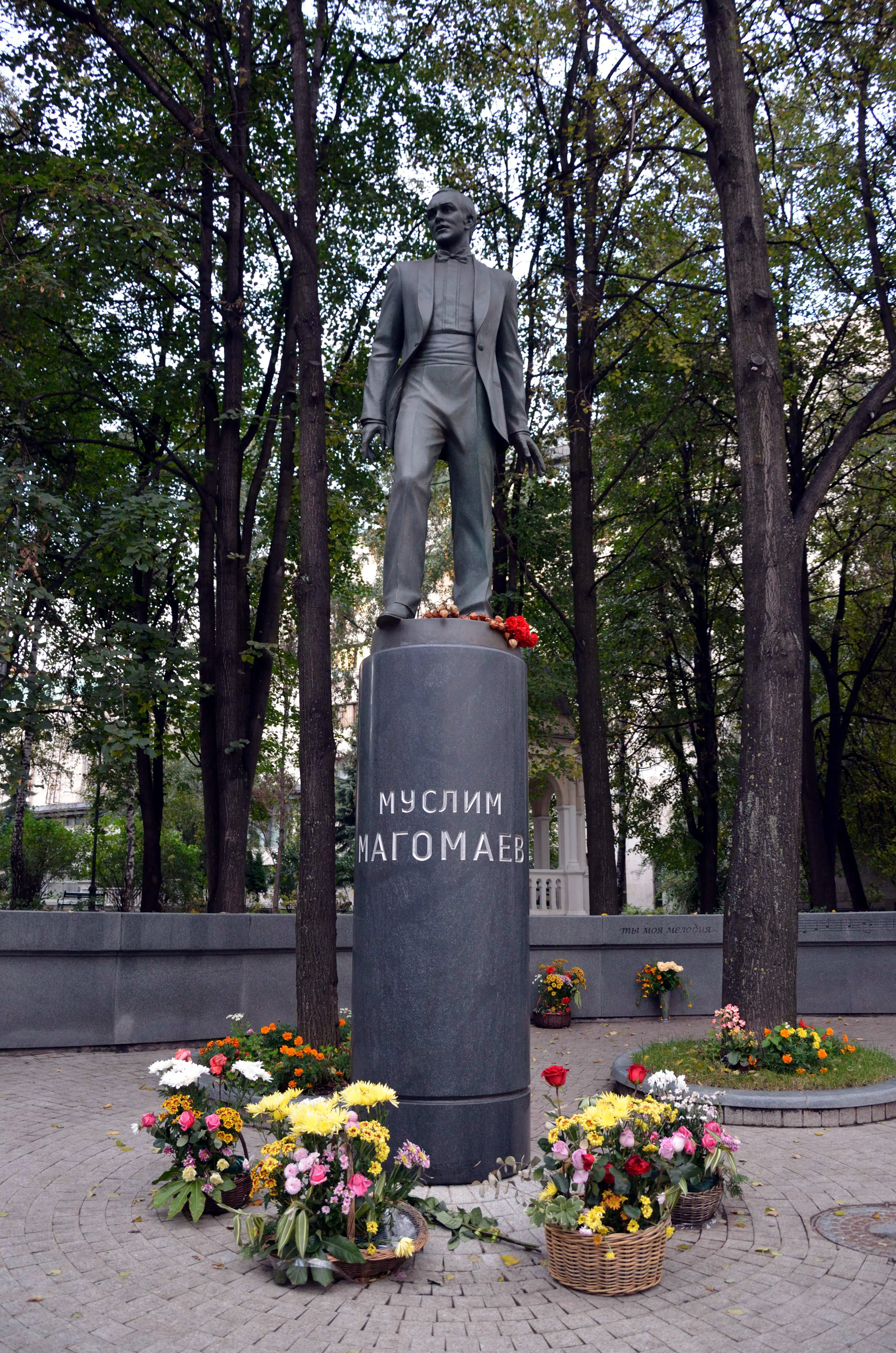 памятник магомаеву в москве адрес