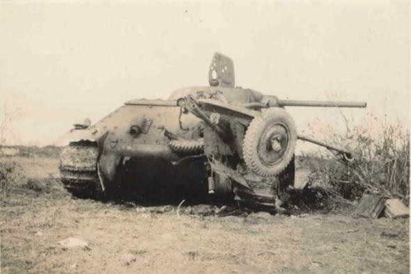 Файл:Т-34 давит гусеницами немецкую 37-мм противотанковую пушку.jpg