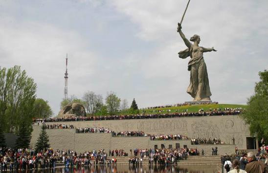 Файл:Скульптура Родина-мать зовет на Мамаевом Кургане.jpg