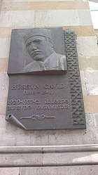 Basorelief pe peretele clădirii Institutului de Manuscrise din Baku, în care în 1920-1937.  Huseyn Javid a trăit