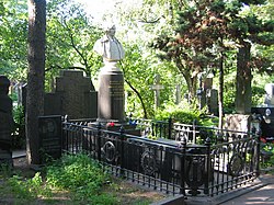 Бюст Н. В. Гоголя на Новодевичьем кладбище