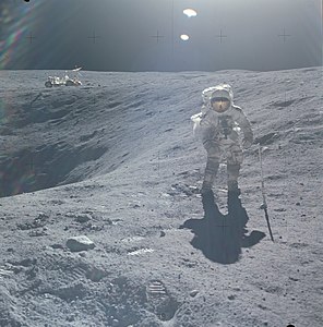 Чарли Дьюк у кратера Плам