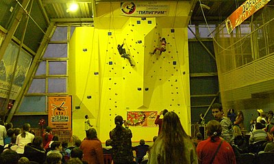 Competizioni tutta russa nel turismo sportivo presso la parete da arrampicata del complesso sportivo Rossiya