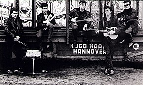 Группа The Beatles в Гамбурге (ФРГ), слева направо: Пит Бест, Джордж Харрисон, Джон Леннон, Пол Маккартни и Стюарт Сатклифф