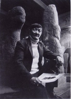 В. А. Тодыков в зале каменных изваяний Хакасского краеведческого музея