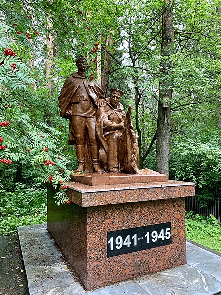 Файл:Memorial to Soviet soldiers (Izhevsk)-3.jpeg
