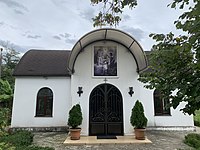 Фасад и врата церкви