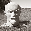 Un fragmento del monumento a Lenin en el Parque de Esculturas, región de Kuldiga.