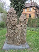 Monumento alle vittime del massacro di Khojaly nel giardino di lettura della Biblioteca Gottfried Benn a Berlino