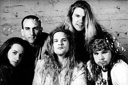 Одна из ярчайших звёзд сиэтлской сцены, Эндрю Вуд (на фото в центре), погиб в возрасте 24 лет от передозировки героина. Проблемы с наркотиками были у многих исполнителей этого жанра и гранж стал прочно ассоциироваться с героином. Именно Вуду была посвящена песня группы Alice in Chains «Would?»