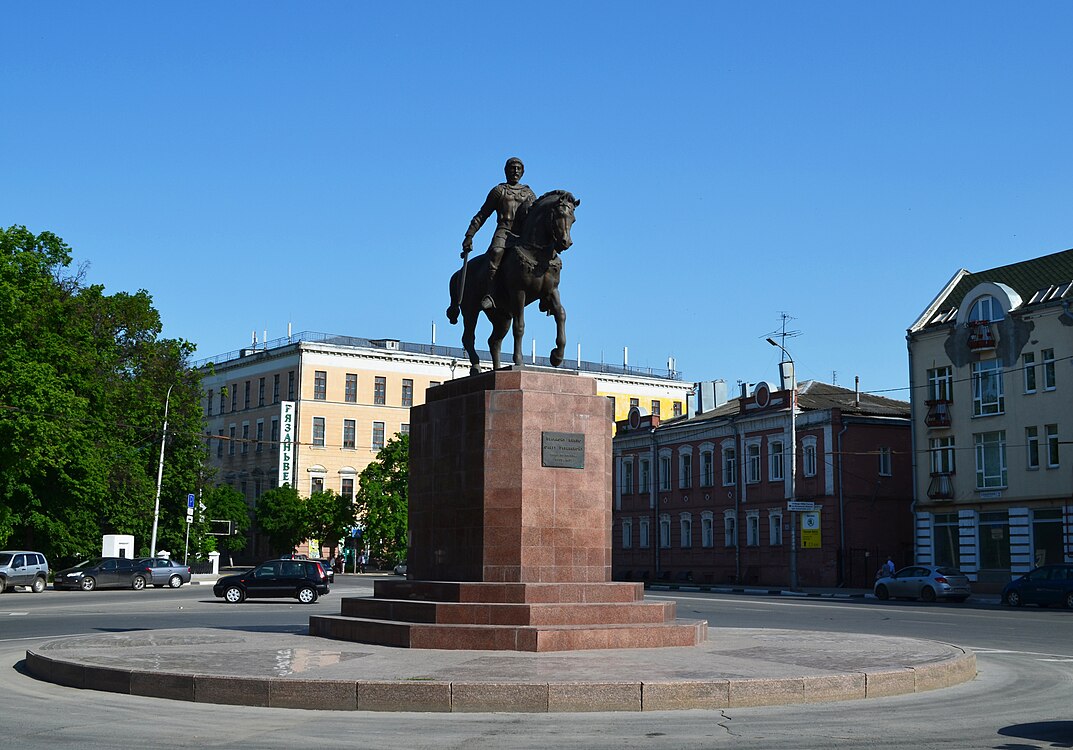 Около рязани. Памятник князю Олегу Рязанскому Рязань. Памятник на Соборной площади в Рязани. Памятник князю Олегу в Рязани. Памятник великому князю Олегу Рязанскому.