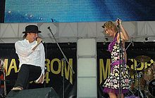 Земфира вместе с Ильёй Лагутенко исполняет песню «Медведица» на «Максидроме» в 2004 году