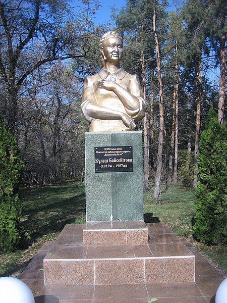 Файл:Памятник Куляш Байсеитовой в Алматы.JPG
