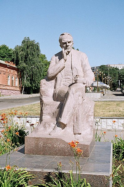 Файл:Памятник Федину в Саратове.JPG