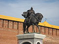 Monumento a Dmitry Donskoy frente a la Torre Marinka del Kolomna Kremlin