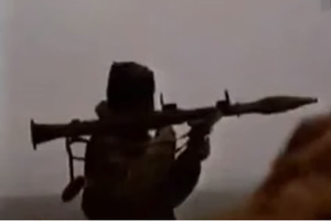 Soldaat van het Azerbeidzjaanse leger met RPG-7 aan de rand van Horadiz