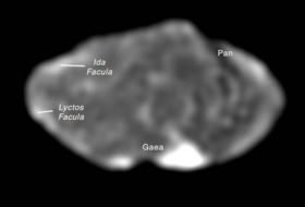 Кратер Гея (по центру и внизу спутника) на изображении космического аппарата «Галилео» (1997)
