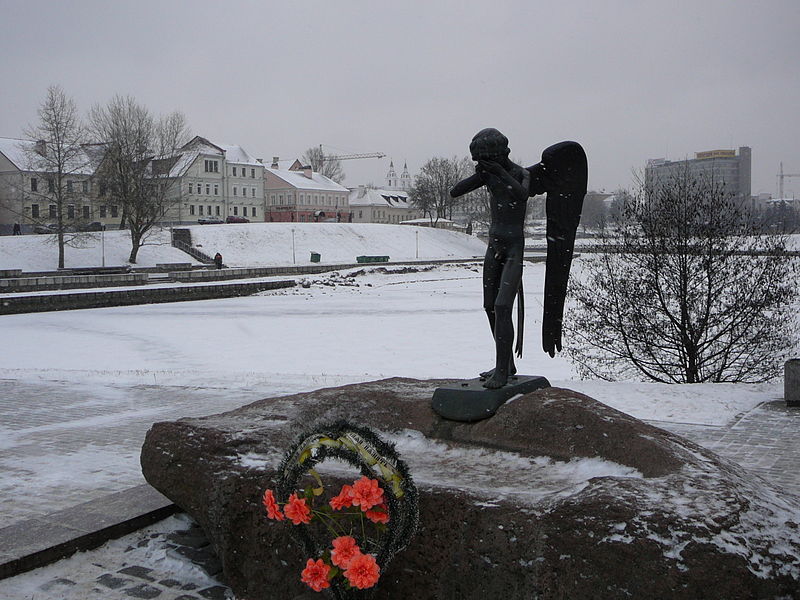 Файл:Minsk.Ostrov Slez.Plachuschiy angel.JPG