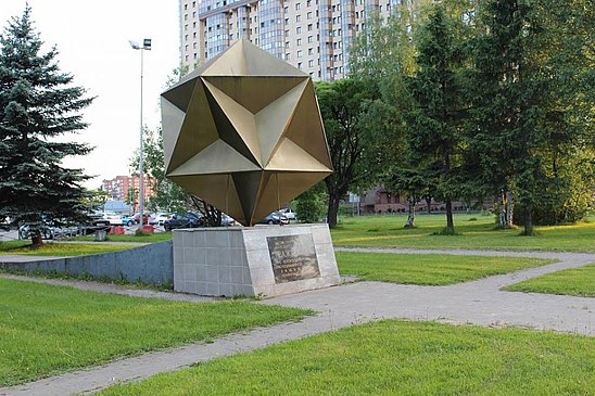 Гражданка м. Памятник аэродрому гражданка Калининский район. Памятник летчикам Краснознаменной патики. Памятник летчикам Краснознаменной Балтики в Санкт-Петербурге. Памятный знак военному аэродрому 