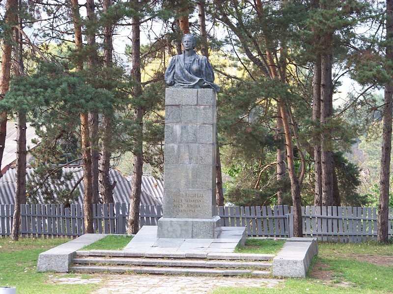 Файл:Monument of lecia ukrainka.JPG