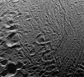 Кратер Пери-Бану (в центре), снятый космической станцией Кассини-Гюйгенс. В левой части снимка находится больший по размеру кратер Ахмад