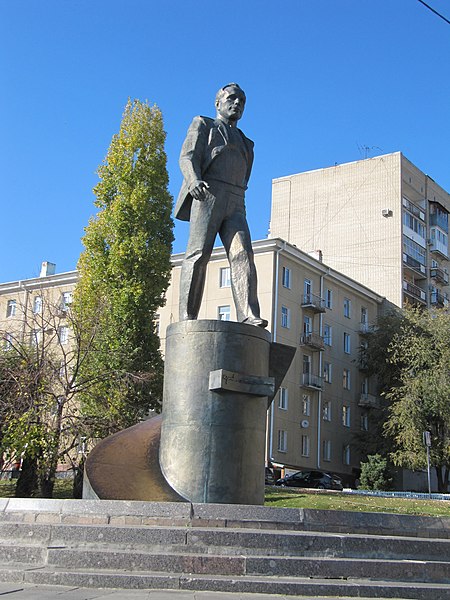 Файл:Памятник Гагарину Саратов.JPG