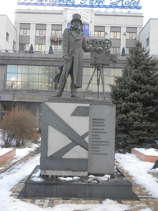 Ханжонкова макеевка. Памятник Александру Ханжонкову. Ханжонков памятник Макеевка. Памятник Ханжонкову в Ростове-на-Дону. Ханжонков скульптура Ростов.