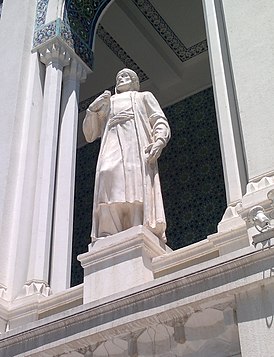 Monumento a Vagif en el frontón de la logia del edificio del Museo de Literatura Azerbaiyana que lleva el nombre de Nizami Ganjavi.  Escultor - Jalal Karyagdy, 1940[1]