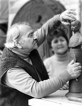 Mir-Ali Mir-Kasimov haciendo una escultura de su padre, el académico M. M. Mir-Kasimov.  1996