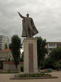 Памятник Кирову в Махачкале.jpg
