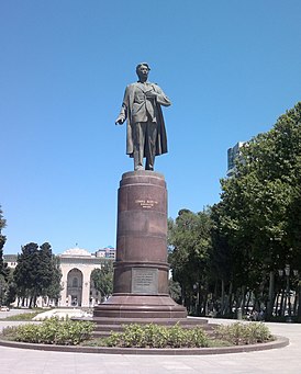 Monument voor Samed Vurgun in Bakoe.jpg