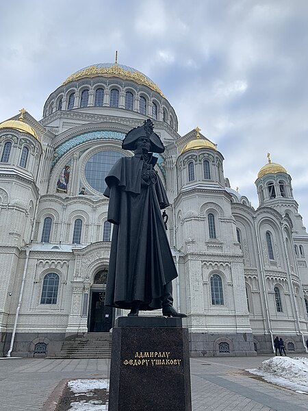 Файл:Памятник адмиралу Ушакову в Кронштадте.JPG