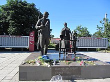 Памятникам воинам-инзенцам, погибшим в годы Великой Отечественной войны. Расположен у здания вокзала