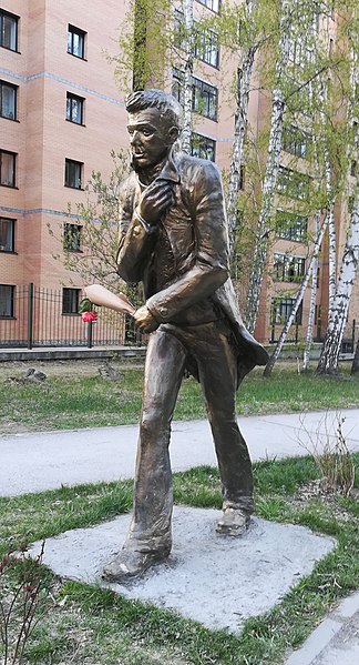 Файл:Памятник Михаилу Зуеву Новосибирск.jpg