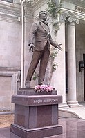 Памятник перед зданием Театра песни им. Р. Бейбутова в Баку. Скульптор Ф. Салаев