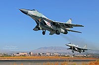 Взлёт пары Российских МиГ-29 с авиабазы Эребуни