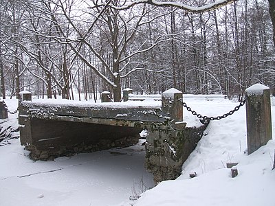 Мост над дренажом в парке зимой