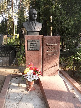 Бюст на могиле (Минск, Восточное кладбище)